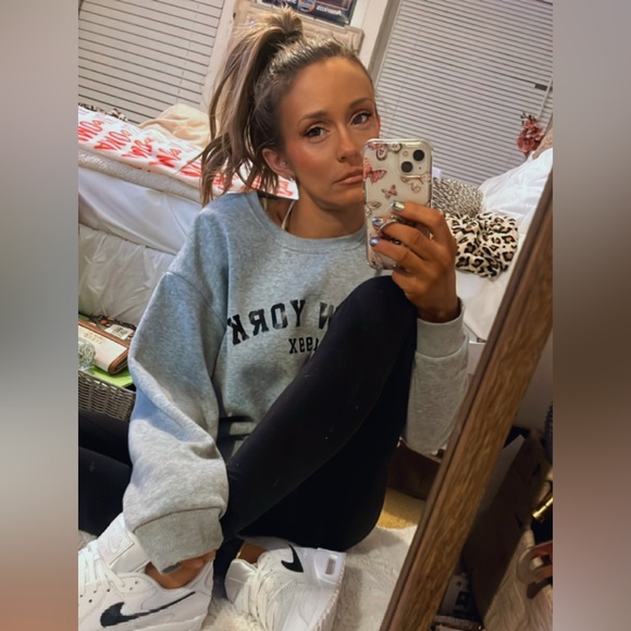 πͺ©ππ«IβM LIVEEEEE! COME HAVE FUN β¨π€ Closet reign is now in session. LETSSSS Gooo0 - Picture 7 of 17